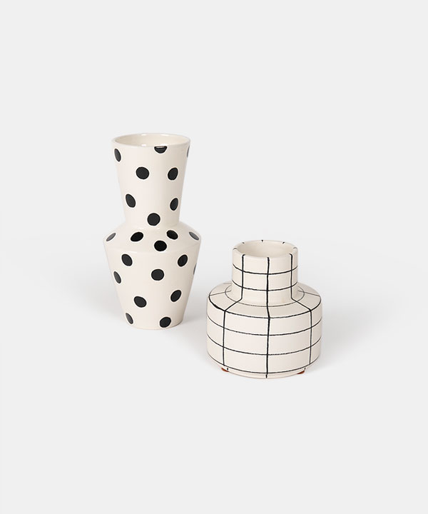 100269. black square & dot vase set